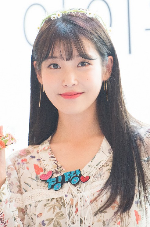 아이유의 2016-07-25 활동 자료 사진. 기부 현장 사진이 아닙니다.