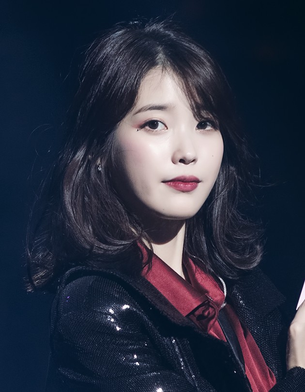 아이유의 2017-12-10 활동 자료 사진. 기부 현장 사진이 아닙니다.
